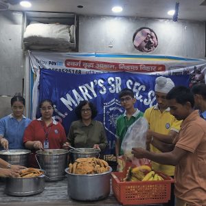 Students Share a Meal with the Elderly (10)