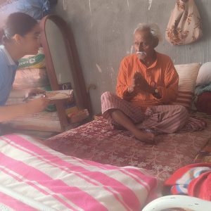Students Share a Meal with the Elderly (4)
