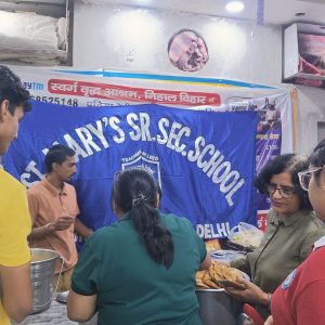 Students Share a Meal with the Elderly (5)