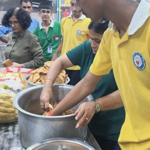Students Share a Meal with the Elderly (6)
