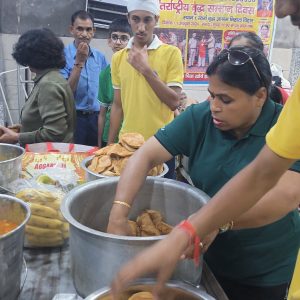 Students Share a Meal with the Elderly (7)