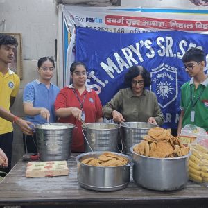 Students Share a Meal with the Elderly (8)