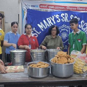 Students Share a Meal with the Elderly (9)